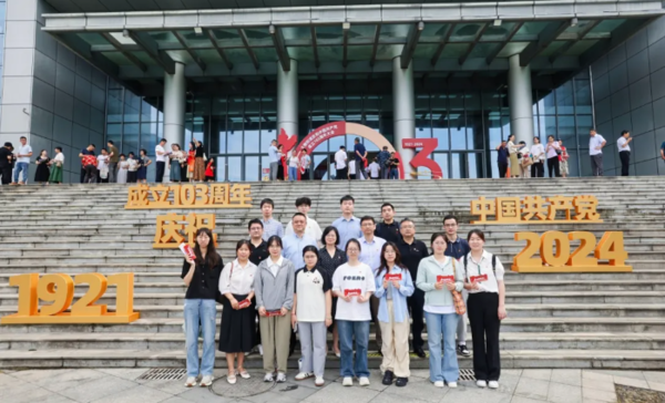 德威公司党员代表参加“庆七一”党员大会 图片.jpg